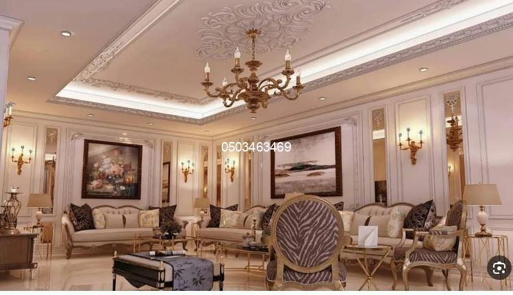 معلم دهانات محترف ينفذ أعماله بدقة وسرعة في الدمام.