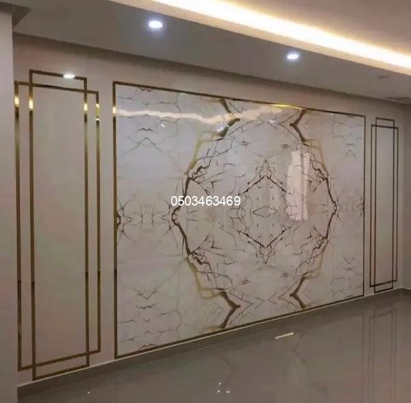 ديكورات عصرية وورق جدران مودرن بديل الخشب لإضفاء لمسة طبيعية وفخمة.